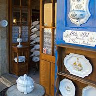 Souvenirwinkel met aardewerk / faience te Moustiers-Sainte-Marie, Provence, Frankrijk
<BR><BR>Zie ook www.arterra.be</P>